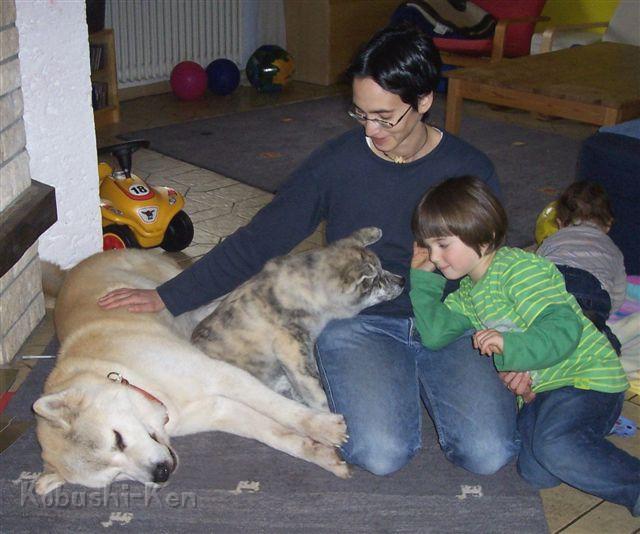 100_3885_Suki_1.JPG - Daisuki mit ihrer neuen Familie und Akita Rüde Birk